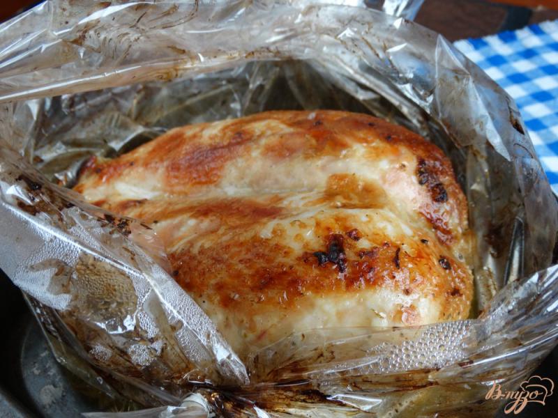 Фото приготовление рецепта: Куриная грудка в маринаде из киви шаг №5