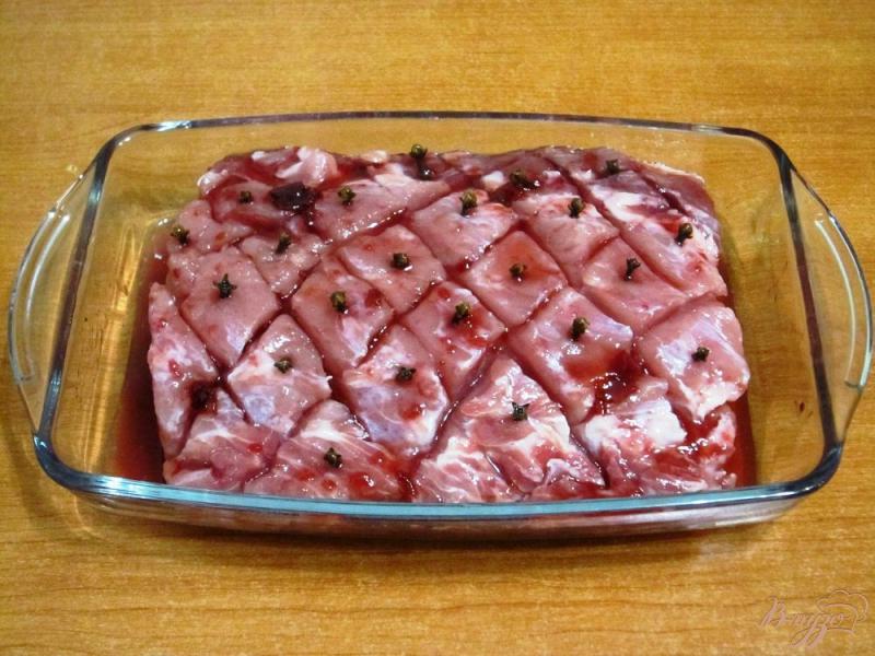 Фото приготовление рецепта: Свинина в духовке с джемом и медом шаг №5
