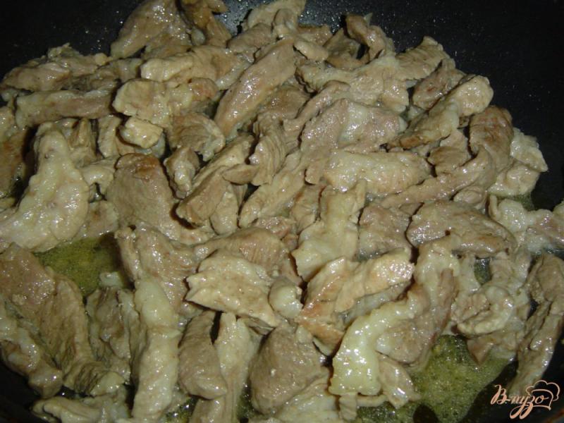Фото приготовление рецепта: Гуляш из свинины со сметанной подливой шаг №3
