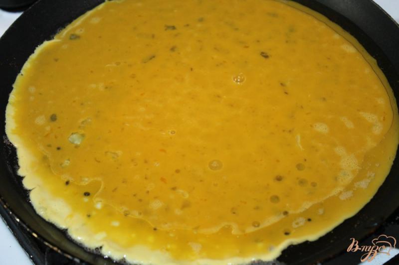 Фото приготовление рецепта: Омлет с соевым соусом и сыром шаг №3