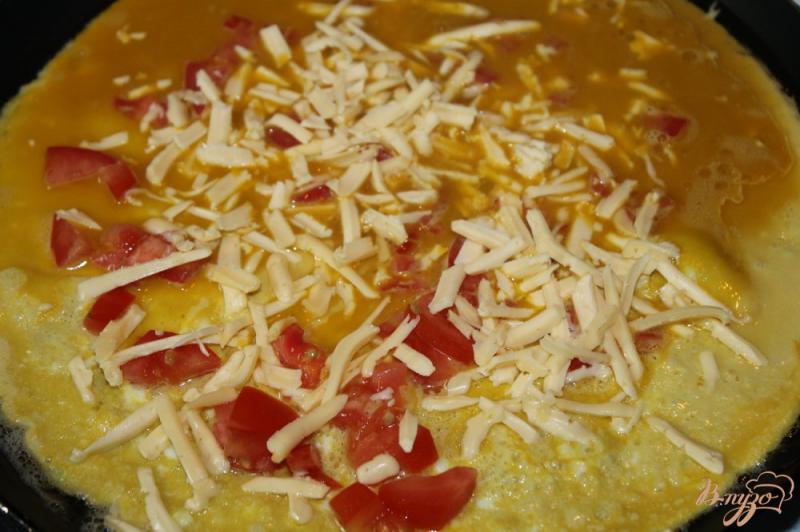 Фото приготовление рецепта: Омлет с соевым соусом и сыром шаг №5