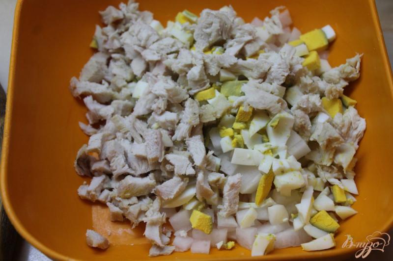 Фото приготовление рецепта: Окрошка с курицей и белой редькой шаг №3