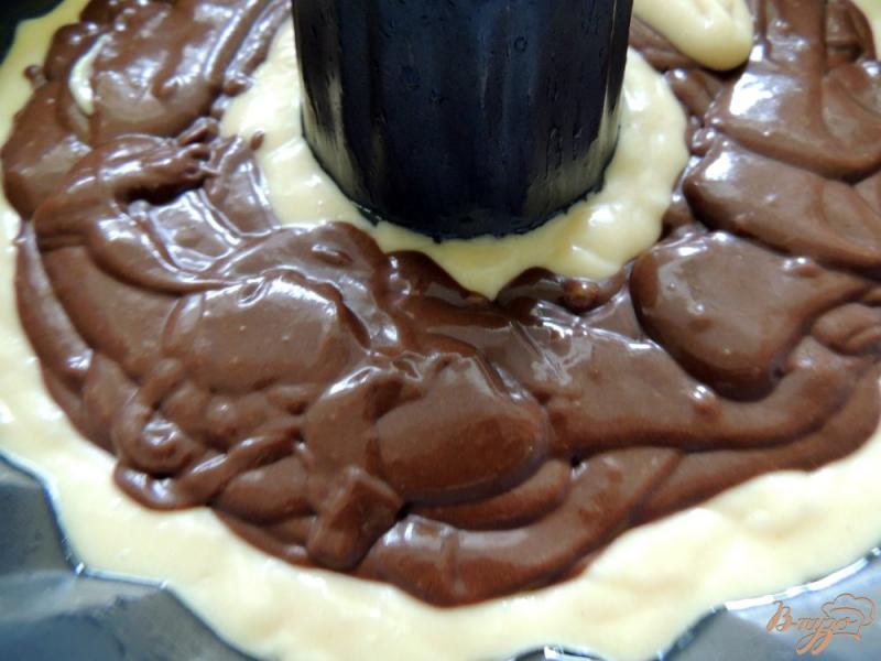 Фото приготовление рецепта: Кекс с йогуртом и какао шаг №4