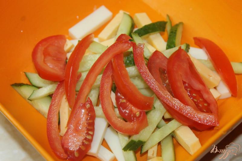 Фото приготовление рецепта: Салат с овощами и сыром с зеленью шаг №4