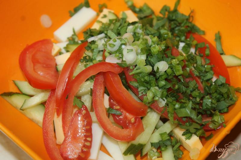 Фото приготовление рецепта: Салат с овощами и сыром с зеленью шаг №5