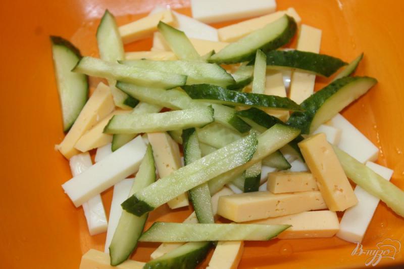 Фото приготовление рецепта: Салат с овощами и сыром с зеленью шаг №3