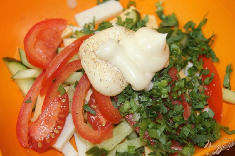 Фото приготовление рецепта: Салат с овощами и сыром с зеленью шаг №6