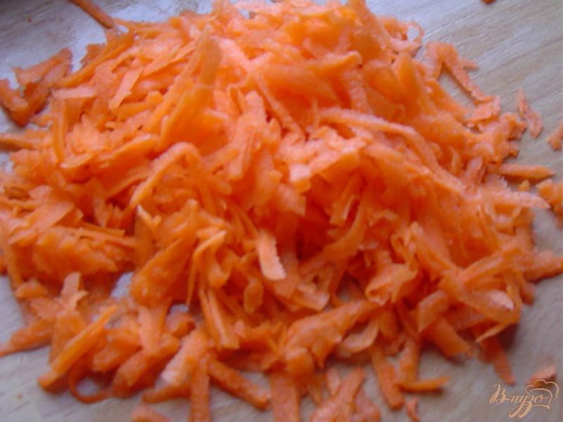 Фото приготовление рецепта: Салат с морковью, дайконом и кунжутом шаг №2