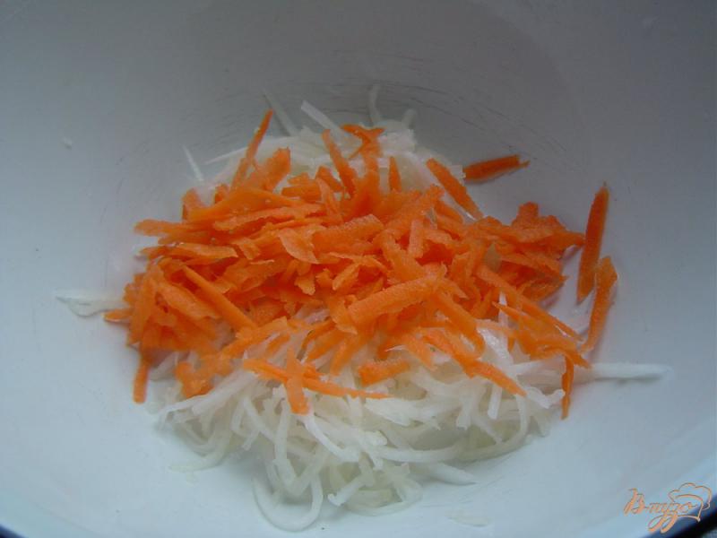 Фото приготовление рецепта: Салат с морковью, дайконом и кунжутом шаг №3