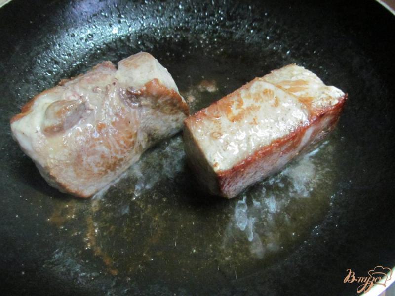 Фото приготовление рецепта: Свинина в слоенном тесте шаг №2