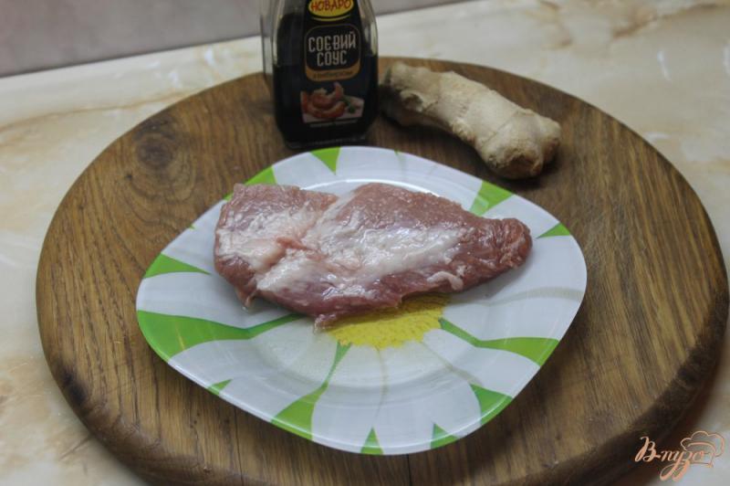 Фото приготовление рецепта: Запеченная свинина с имбирем и соевым соусом шаг №1
