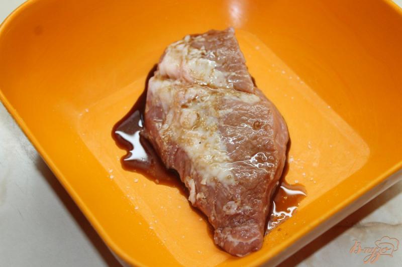 Фото приготовление рецепта: Запеченная свинина с имбирем и соевым соусом шаг №2