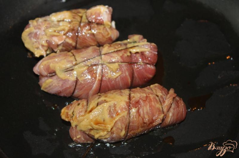Фото приготовление рецепта: Свиные мини рулеты с оливками и кинзой шаг №6