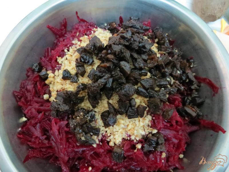 Фото приготовление рецепта: Салат со свеклой, орехами и черносливом шаг №6