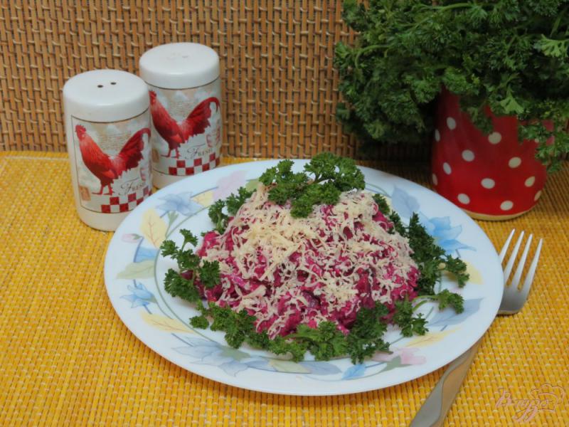 Фото приготовление рецепта: Салат со свеклой, орехами и черносливом шаг №8