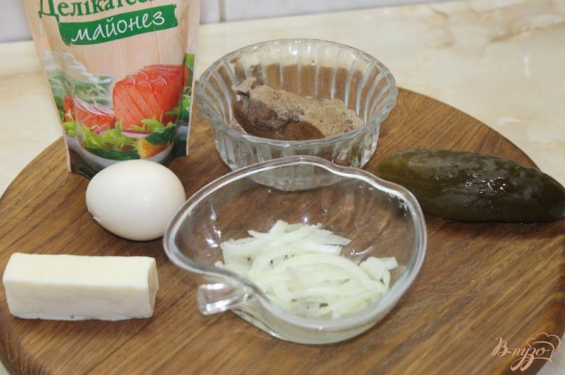 Фото приготовление рецепта: Салат из свиной печени с плавленным сыром и огурцами шаг №1