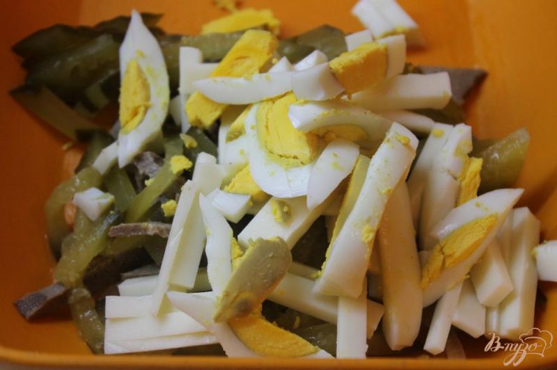 Фото приготовление рецепта: Салат из свиной печени с плавленным сыром и огурцами шаг №4