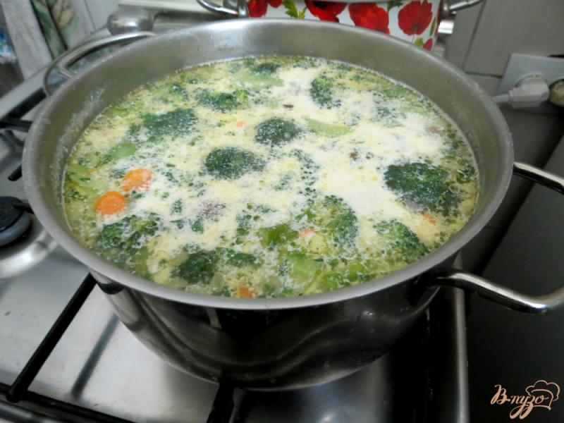 Фото приготовление рецепта: Суп с брокколи и лесными грибами шаг №7