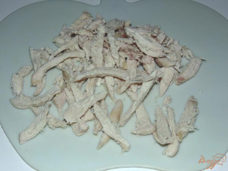 Фото приготовление рецепта: Сытный салат с шампиньонами, курицей и огурчиками пикули шаг №1