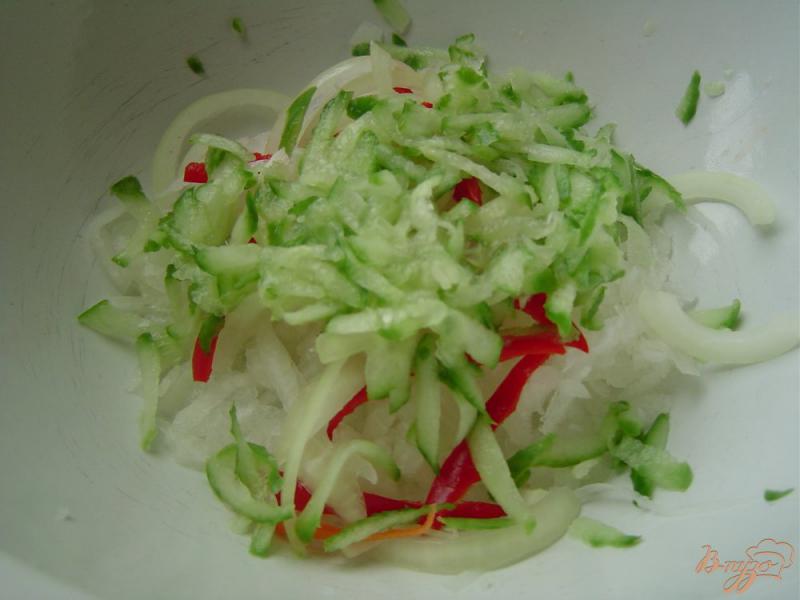 Фото приготовление рецепта: Салат с редькой, огурцом и сладким перцем шаг №4