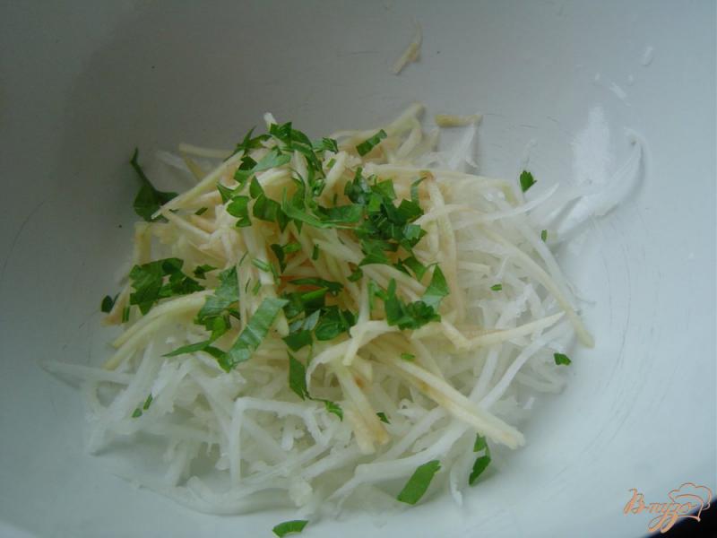 Фото приготовление рецепта: Салат из редьки с яблоком шаг №4