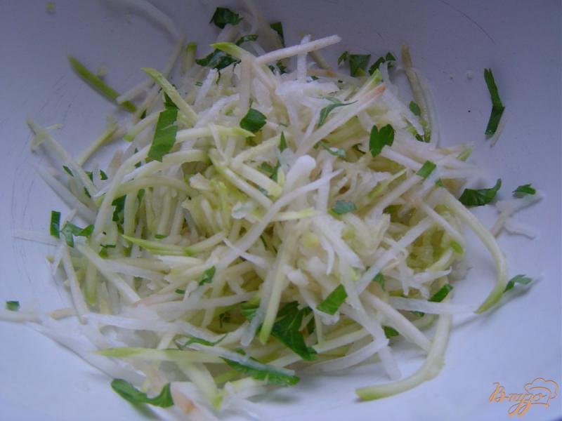 Фото приготовление рецепта: Салат из редьки, кабачка и чеснока шаг №3