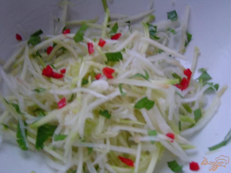 Фото приготовление рецепта: Салат из редьки, кабачка и чеснока шаг №4