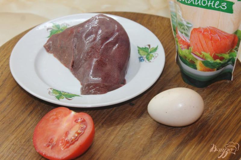 Фото приготовление рецепта: Свиная печень в кляре с помидорами и сыром шаг №1