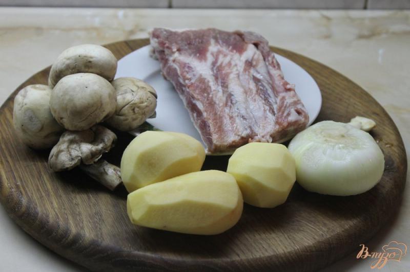 Фото приготовление рецепта: Тушенный картофель с грибами и свиными ребрами шаг №1