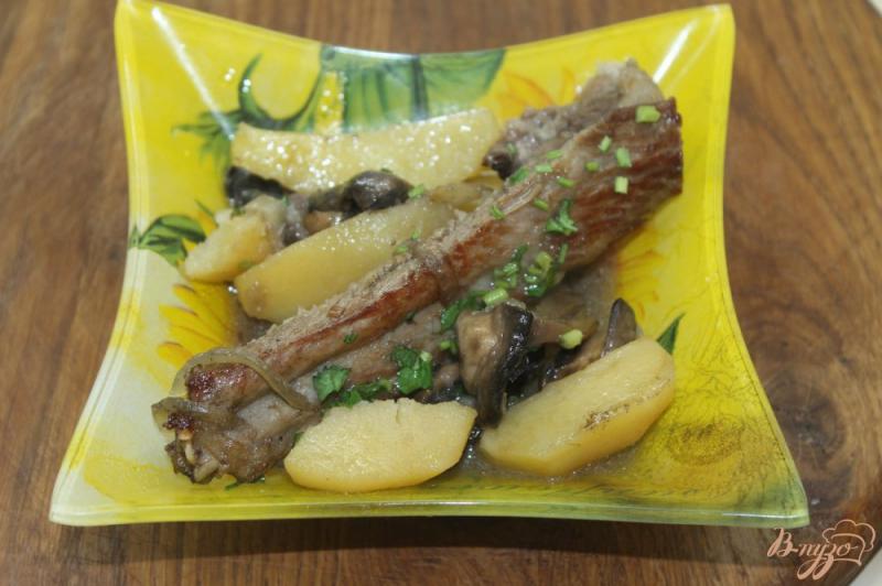 Фото приготовление рецепта: Тушенный картофель с грибами и свиными ребрами шаг №8