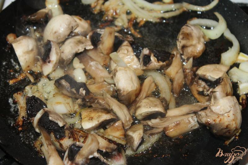 Фото приготовление рецепта: Тушенный картофель с грибами и свиными ребрами шаг №4