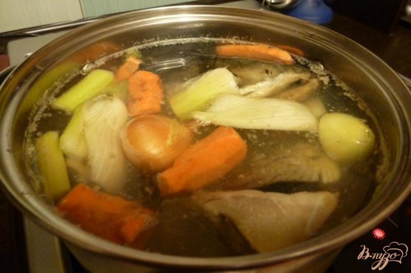 Фото приготовление рецепта: Рыбный суп с пшеном шаг №2