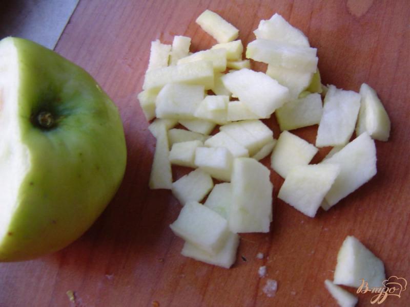 Фото приготовление рецепта: Салат из яблока, пекинской капусты и апельсина шаг №3