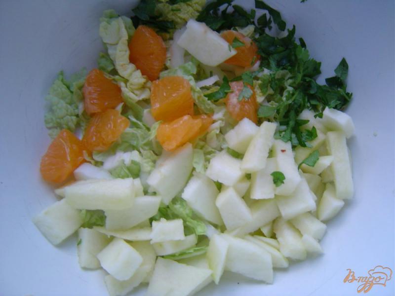 Фото приготовление рецепта: Салат из яблока, пекинской капусты и апельсина шаг №4