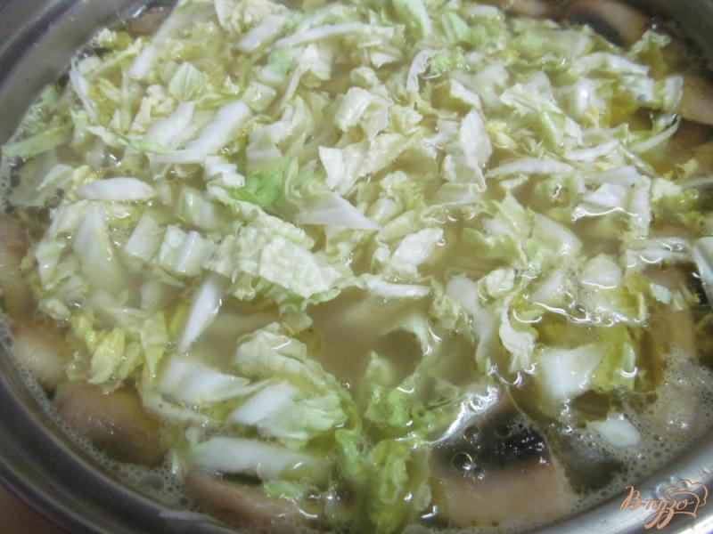 Фото приготовление рецепта: Суп с грибами и пекинской капустой шаг №7
