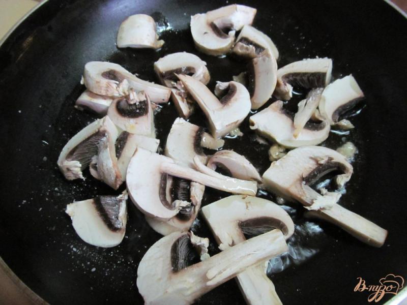 Фото приготовление рецепта: Суп с грибами и пекинской капустой шаг №3