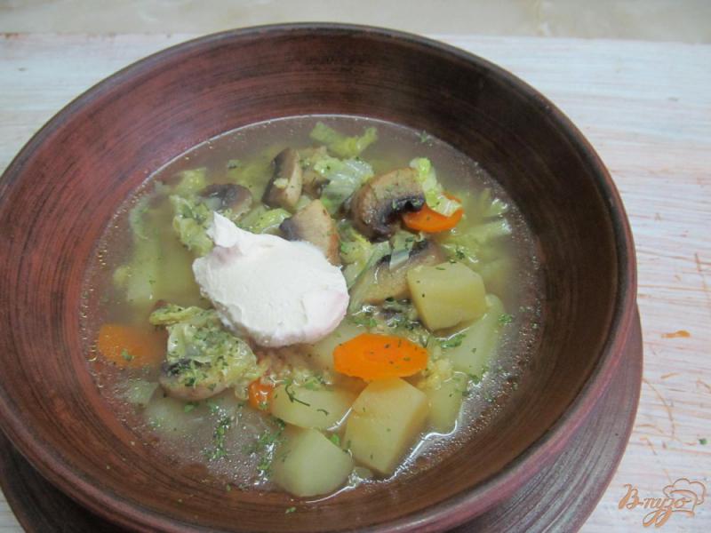 Фото приготовление рецепта: Суп с грибами и пекинской капустой шаг №8