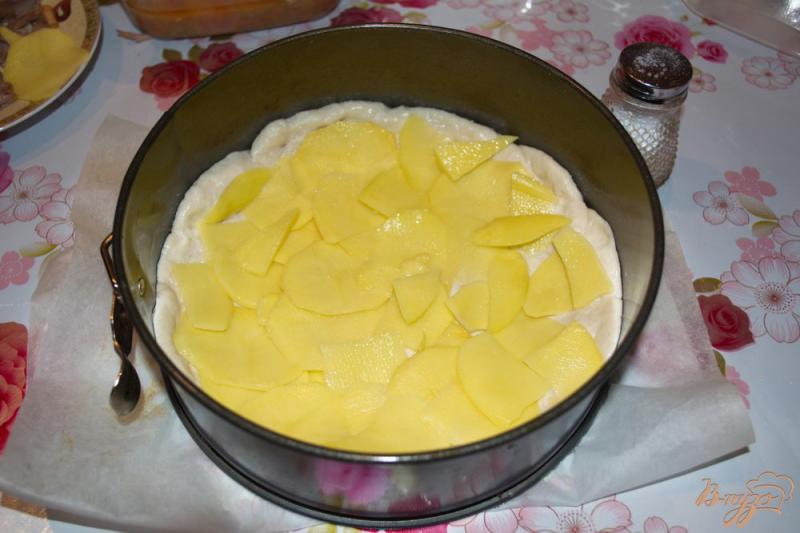 Фото приготовление рецепта: Дрожжевой пирог с индейкой, картошкой и яичной заливкой шаг №2