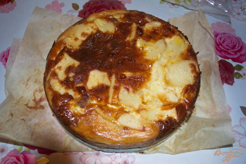 Фото приготовление рецепта: Дрожжевой пирог с индейкой, картошкой и яичной заливкой шаг №6