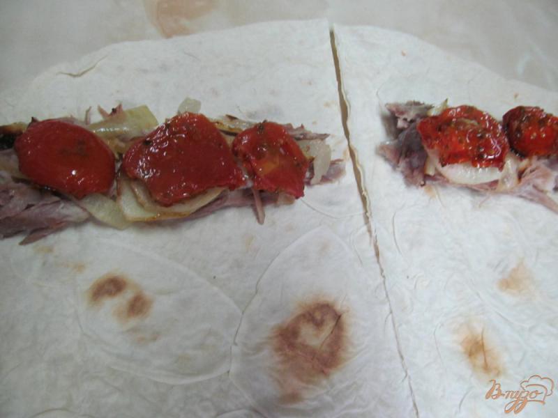 Фото приготовление рецепта: Рулеты из лаваша с мясом и запеченными помидорами шаг №6