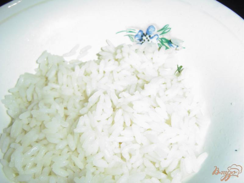 Фото приготовление рецепта: Рис с орехами, яйцами и зеленью шаг №1