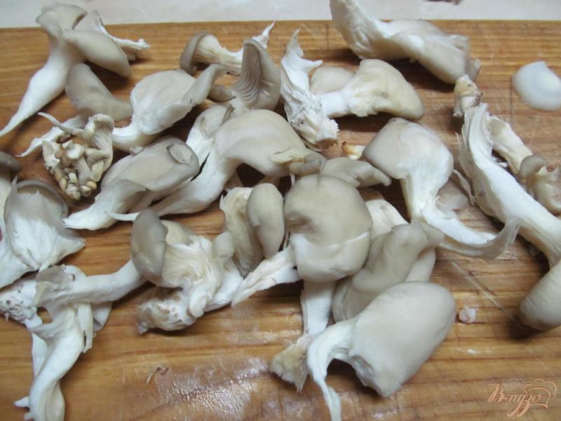 Фото приготовление рецепта: Салат из пекинской капусты бекона и грибов шаг №3