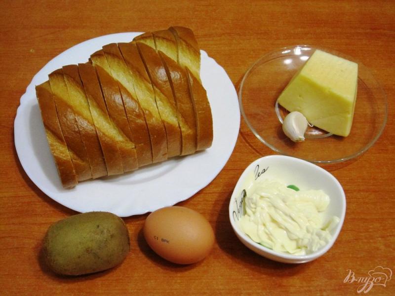 Фото приготовление рецепта: Закусочные бутерброды с киви шаг №1