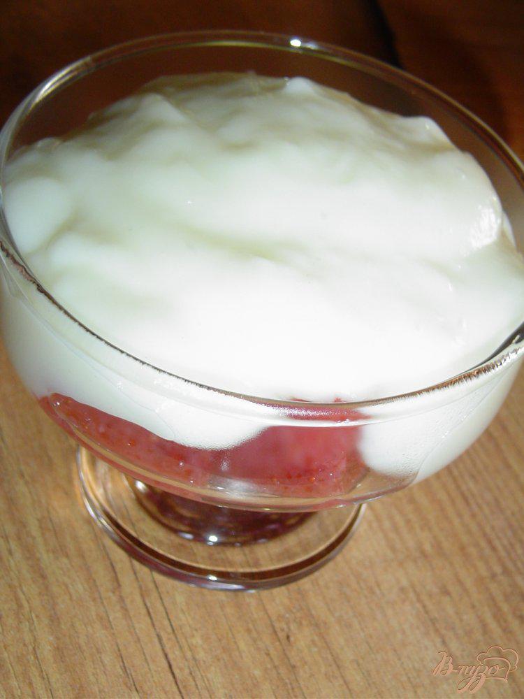 Фото приготовление рецепта: Молочный кисель с вишневым желе шаг №4