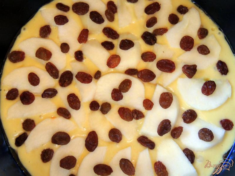 Фото приготовление рецепта: Яблочный пирог с изюмом шаг №6