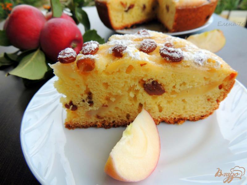 Фото приготовление рецепта: Яблочный пирог с изюмом шаг №8