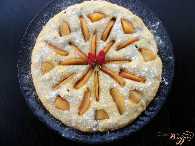 Фото приготовление рецепта: Пирог с яблоками и малиной шаг №7