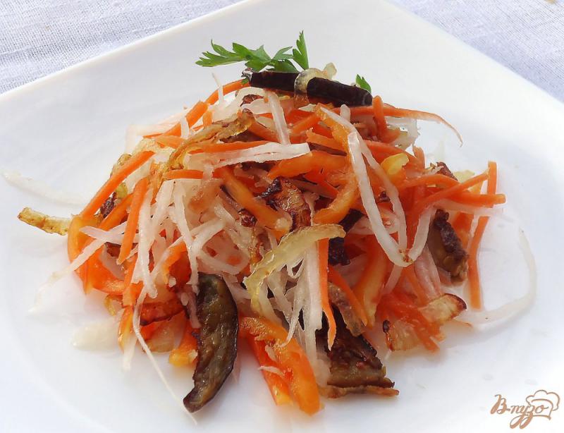 Фото приготовление рецепта: Салат из баклажан, редьки и моркови шаг №6