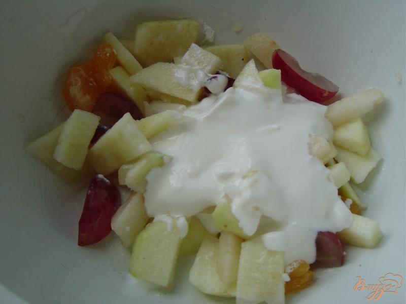 Фото приготовление рецепта: Фруктовый салат с орехами и сметаной шаг №6