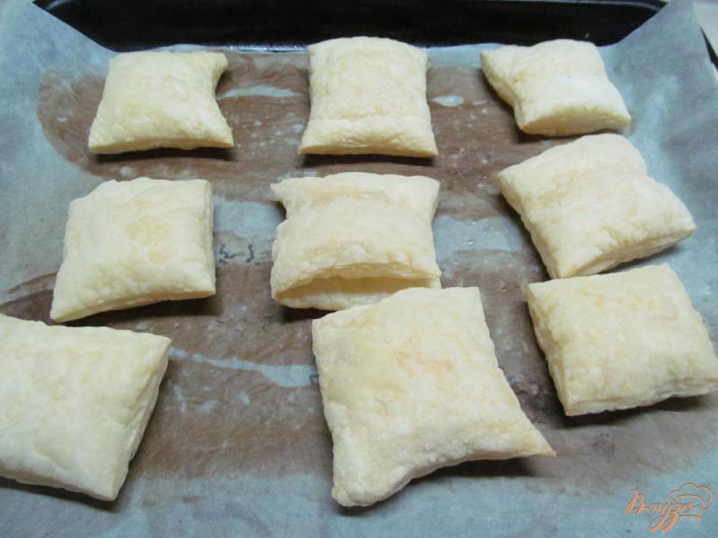 Фото приготовление рецепта: Пирожки из слоеного теста с бананом и сметаной шаг №3